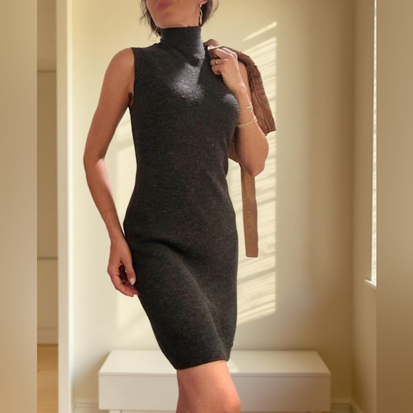 Elegant Sleeveless Gray Turtleneck Sweater Dress - Picture 3 of 8